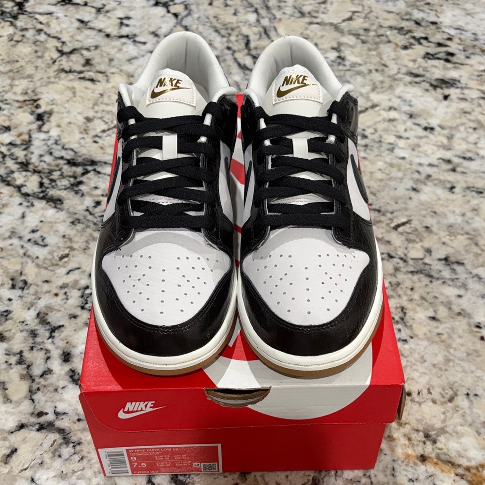 Women’s Sz9 Nike Dunk Low LX Sneakers in Black & light Gray with Gold Accents